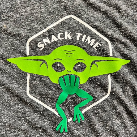 Small 5/6 Star Wars Child Mandalorian Baby Yoda Snack Time Tee Disney Parks - Picture 2 of 4